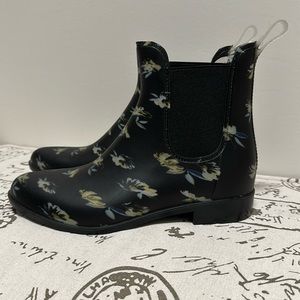 SO brand, size 8, water friendly pull on ankle boots